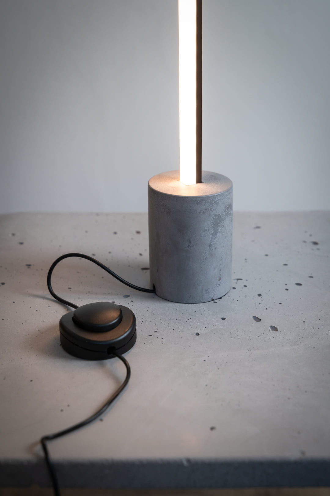 AEMBER chytrá stojací LED lampa | Ovládání pomocí aplikace